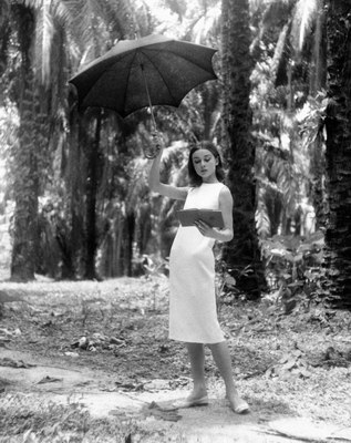 Audrey Hepburn Style: Read a Book Under an Umbrella