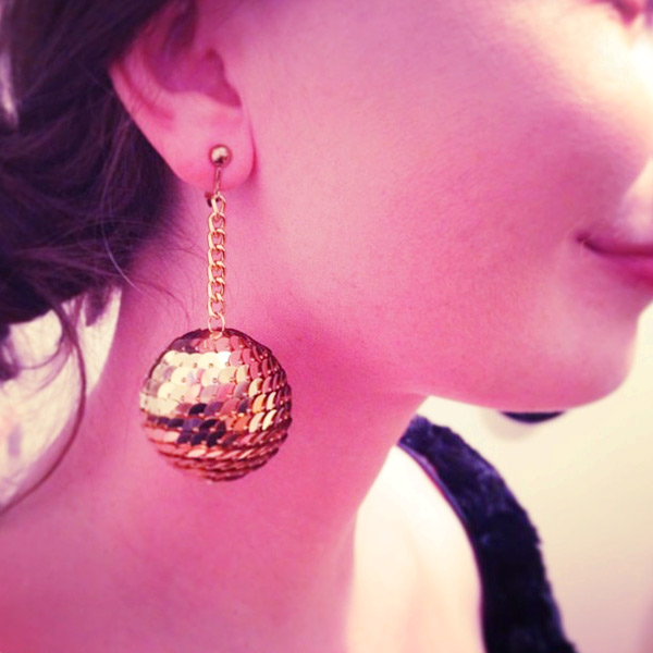 golden globe earrings make fun accessories for a Golden Globes Party or Awards Show Party. More ideas on  www.KellyGolightly.com