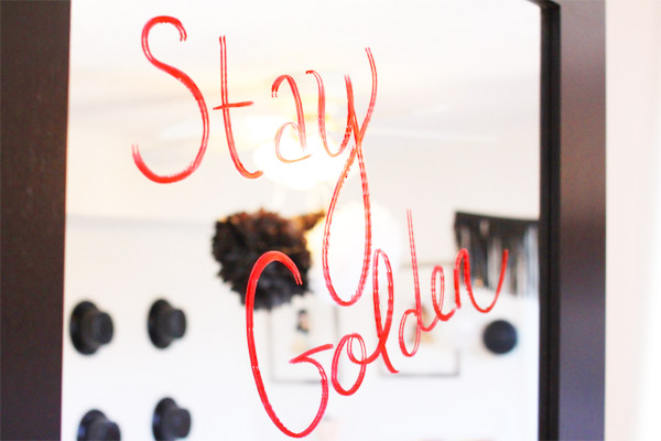 Easy & impactful party decor trick on www.KellyGolightly.com : Lipstick on a mirror. Perfect for an Oscars party.