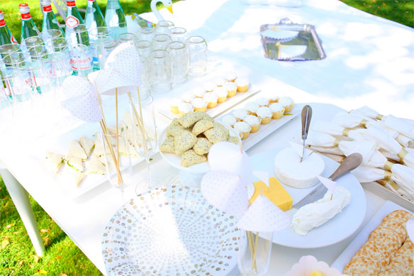 white party food ideas; what to serve at a white party; madhouse micael aramm papae rplates; stylish paper plates; pretty paper plates; chic paper plates