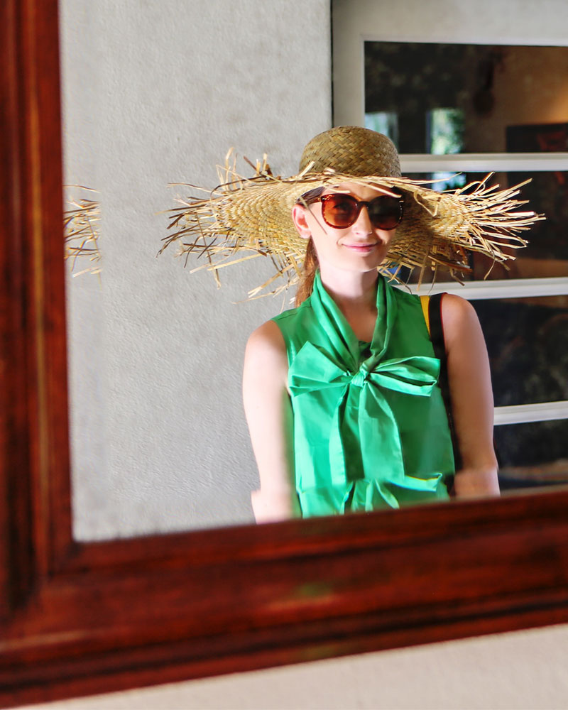 Love this oversized frayed straw hat. #kellygolightly #palmsprings