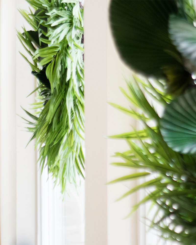 Modern Christmas Wreaths: Palm leaf wreath + banana leaf wreaths perfect for Palm Springs! #christmasdecorating #palmspringschristmas #kellygolightly