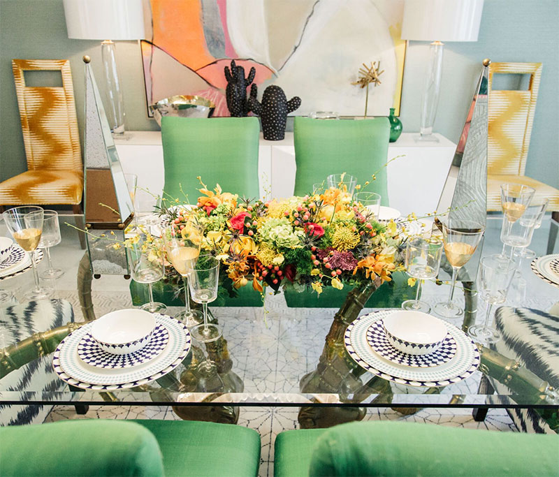 See Kelly Golightly's Bold Colorful Dining Room in Palm Springs designed by Christopher Kennedy. #stylishbar #palmspringsstyle #palmsprings #traditionalhome #interiorinspo #sodomino #mydomaine #diningroom #maximalist