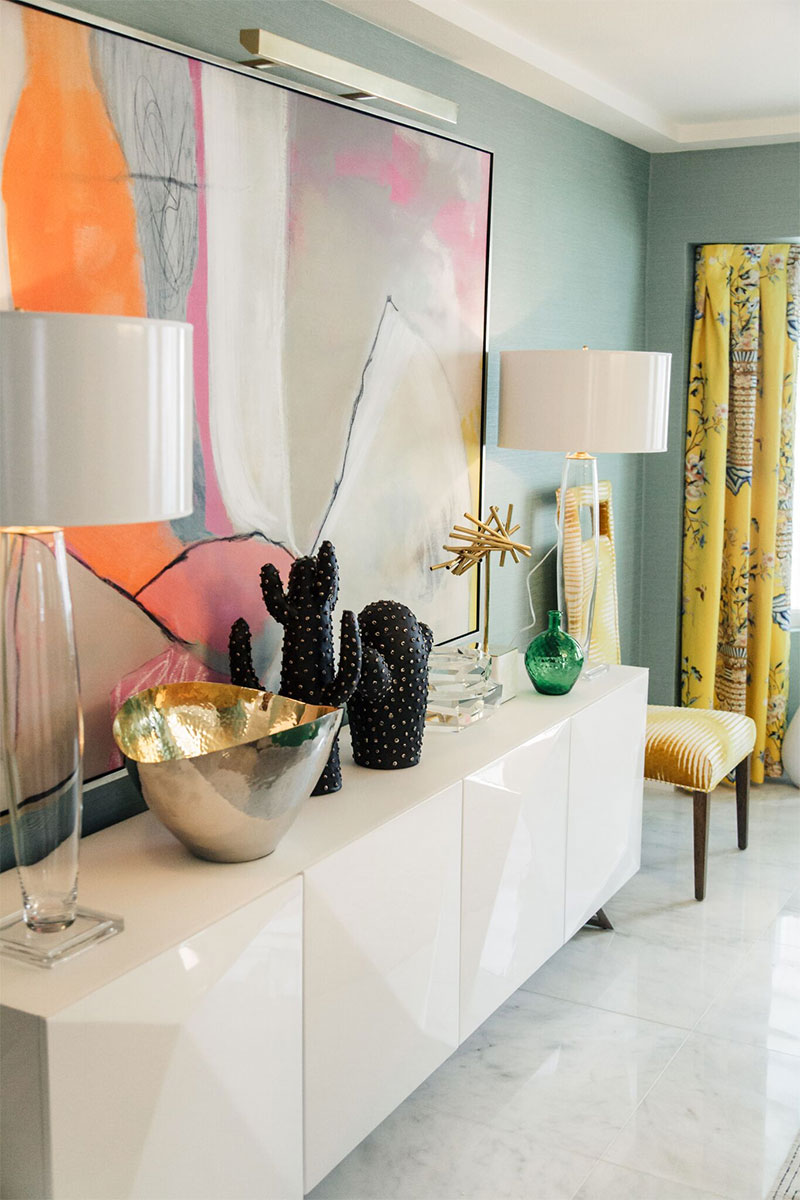 See Kelly Golightly's Bold Colorful Dining Room in Palm Springs designed by Christopher Kennedy. #stylishbar #palmspringsstyle #palmsprings #traditionalhome #interiorinspo #sodomino #mydomaine #diningroom #maximalist #thechristopherkennedycompound