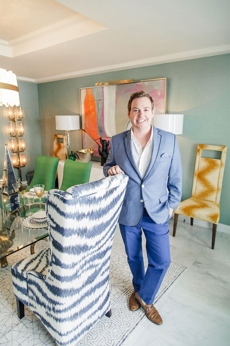 See Kelly Golightly's Bold Colorful Dining Room in Palm Springs designed by Christopher Kennedy for the Modernism Week Show House. #palmspringsstyle #modernismweek #palmsprings #traditionalhome #interiorinspo #sodomino #mydomaine #diningroom #maximalist #thechristopherkennedycompound