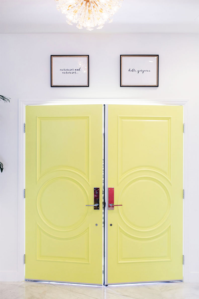 How To Decorate an Entryway with Kelly Golightly + Kate Spade Home. Love this yellow door! #yellowdoors