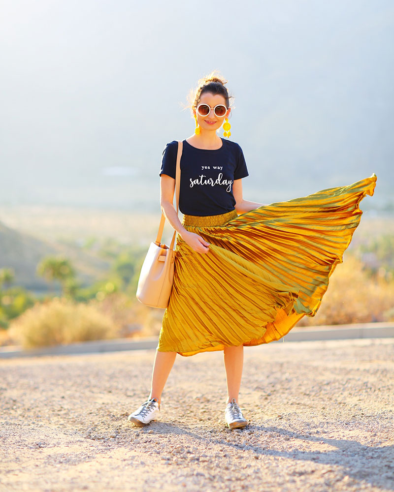 How to style a twirl-worthy gold pleated skirt. #kellygolightly #goldengoose #goldskirt #pleatedskirt