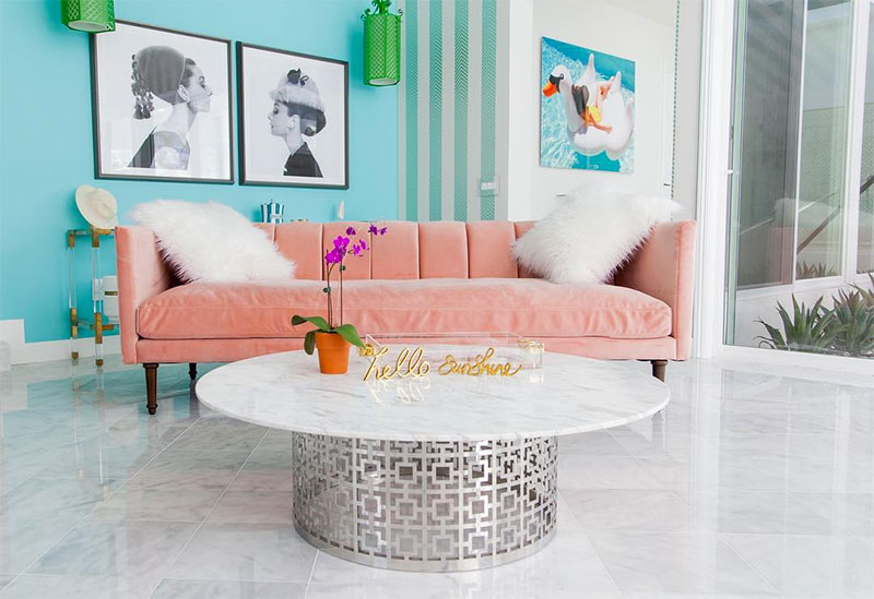 How to style a pink couch! #kellygolightly #pinkcouch #pinksofa #palmsprings #palmspringsstyle #audreyhepburn #jonathanadler #joybird