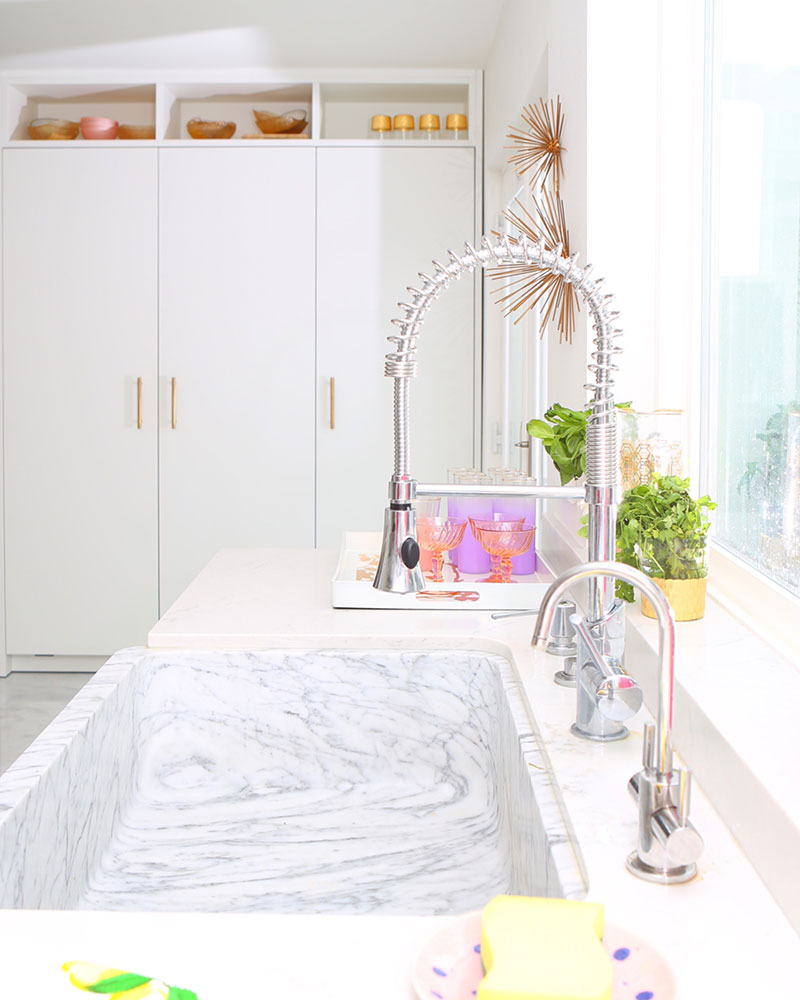 How to style a kitchen sink: 12 tips from Kelly Golightly. #dreamkitchen #whitekitchen