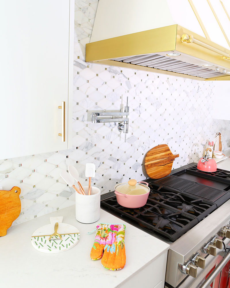 Love this pink pot! Fun way to style a kitchen! #dreamkitchen #whitekitchen #kellygolightly
