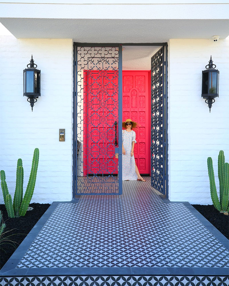 Beautiful pink doors in Palm Springs | KELLY GOLIGHTLY
